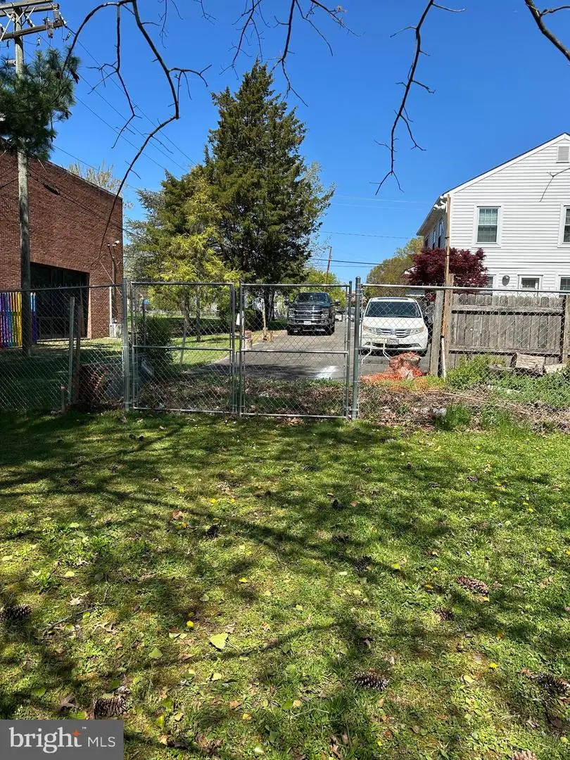 2419 Beacon Hill Rd, Alexandria, VA 22306 - #1