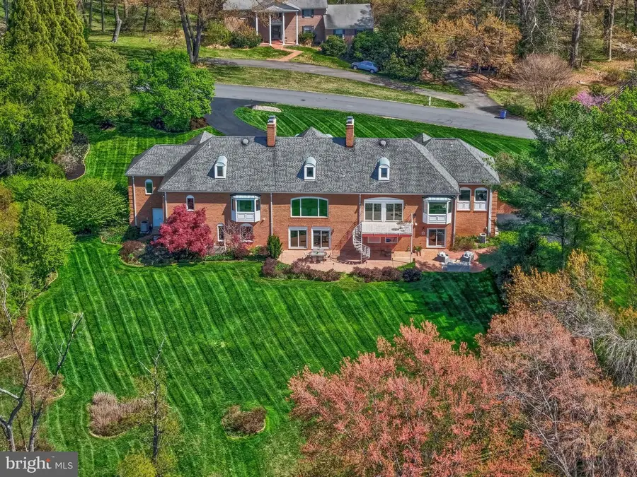 11221 Country Pl, Oakton, VA 22124 - #3