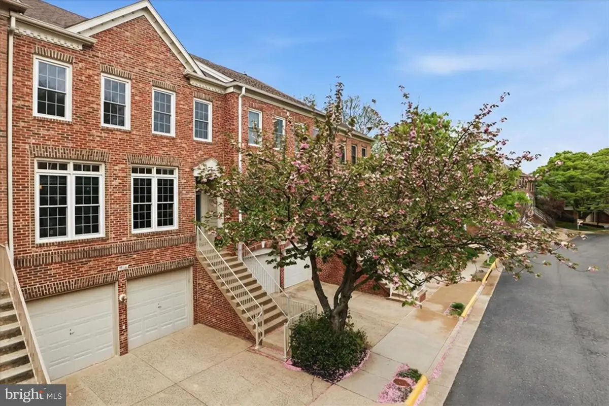 9566 Lagersfield Cir, Vienna, VA 22181 - #1