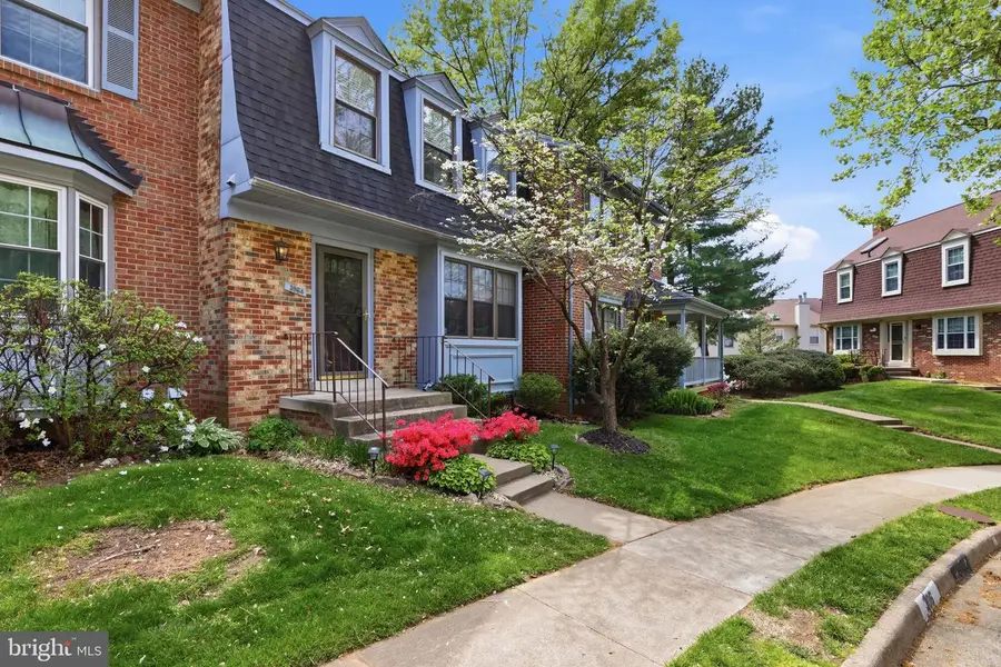 3964 Burning Bush Ct, Fairfax, VA 22033 - #3