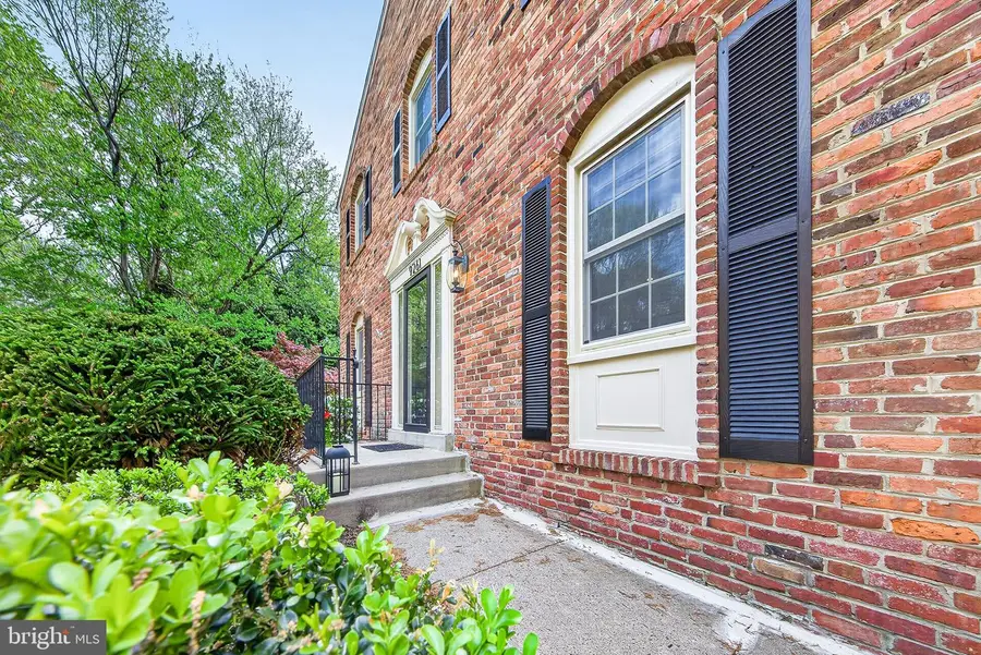 9261 Bailey Ln, Fairfax, VA 22031 - #3