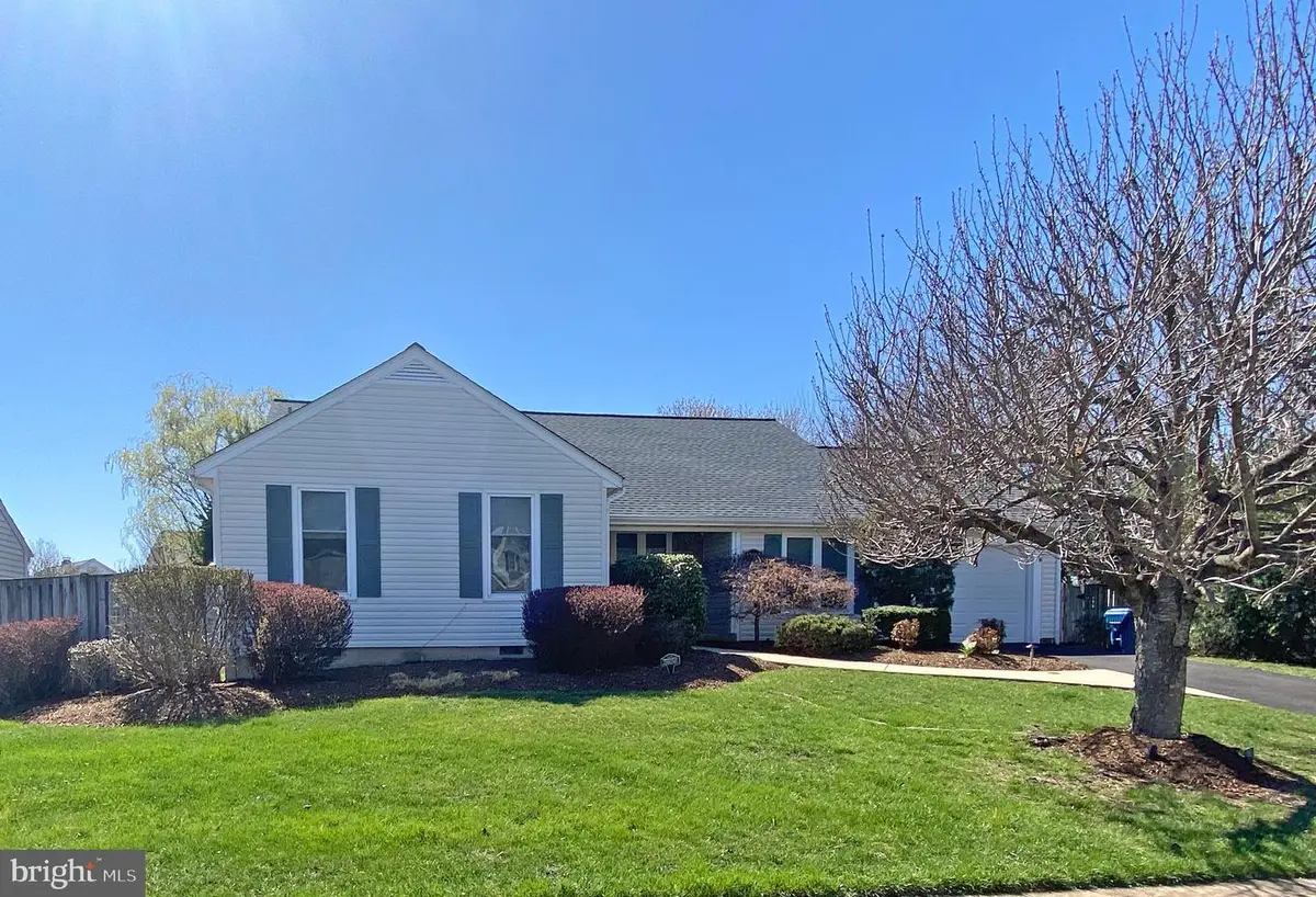 13905 Deviar Dr, Centreville, VA 20120 - #1