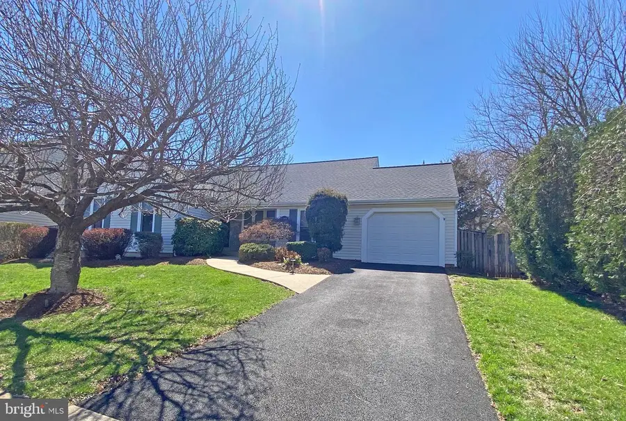 13905 Deviar Dr, Centreville, VA 20120 - #2