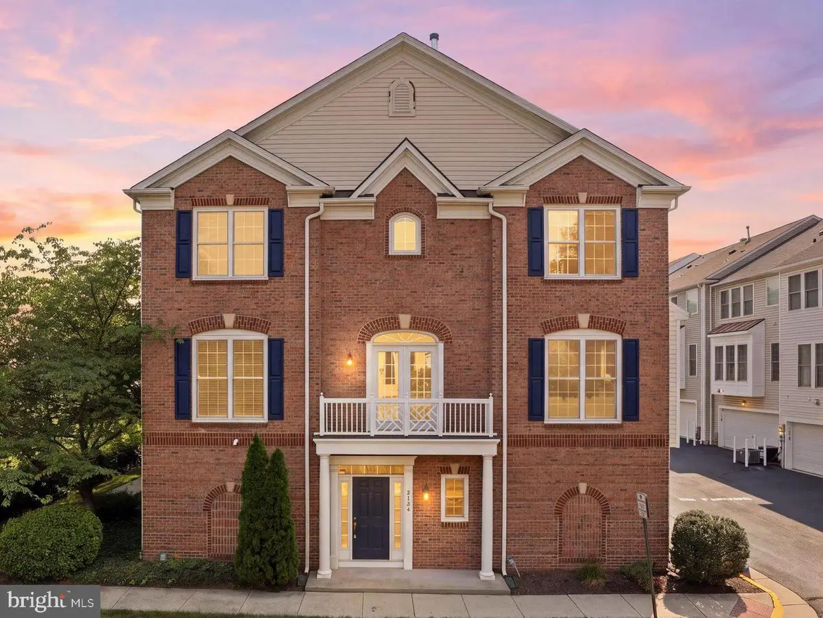 2409 Huntington Park Dr, Alexandria, VA 22303 - #1