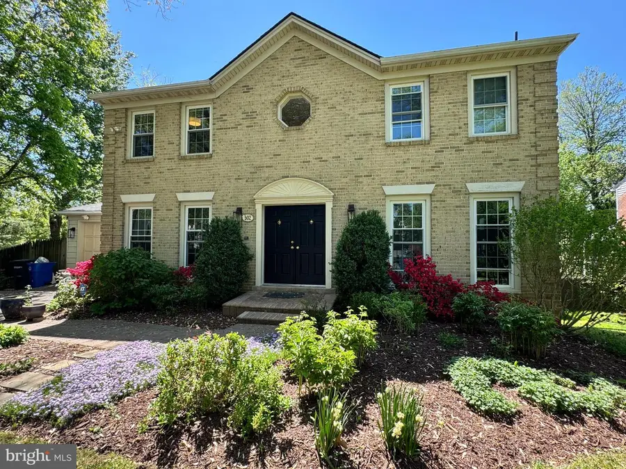 502 Woodland Ct Nw, Vienna, VA 22180 - #3