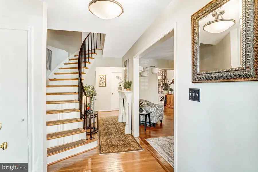 8428 Grenoble Ct, Springfield, VA 22152 - #3