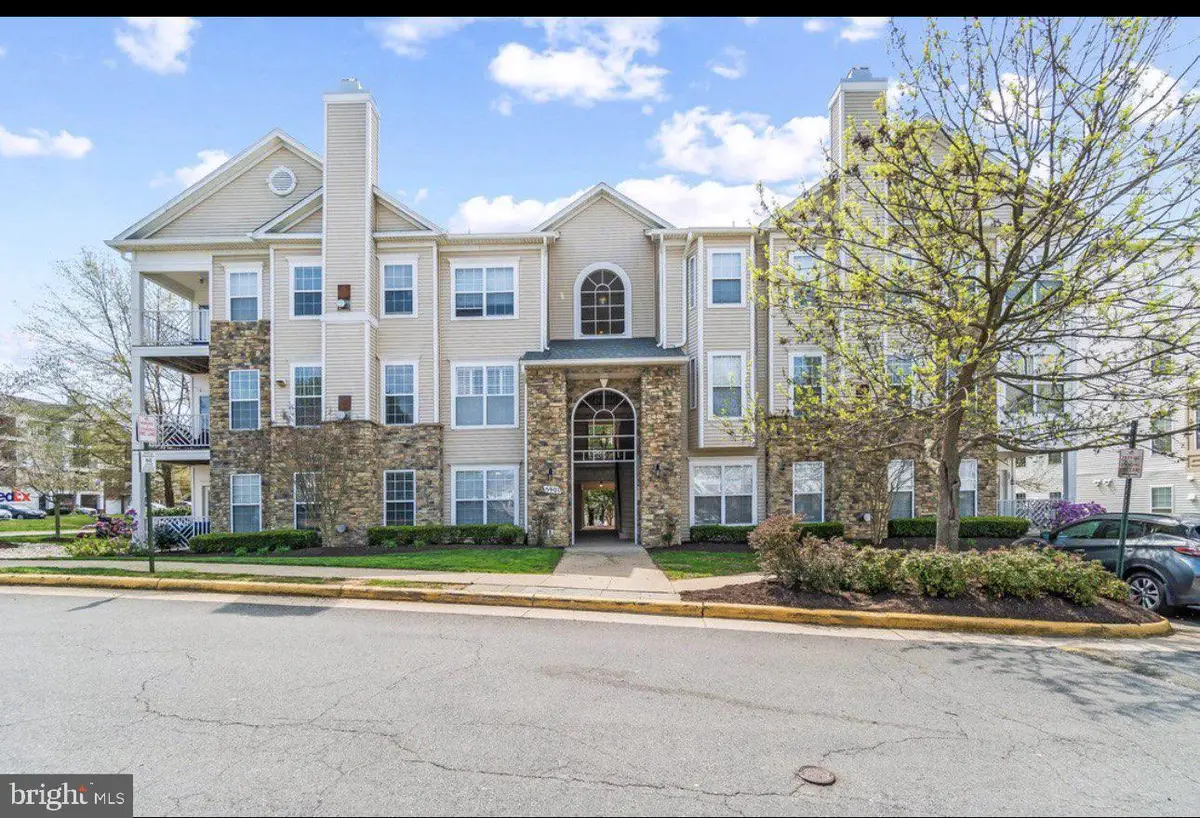 5901 Founders Hill Dr #101, Alexandria, VA 22310 - #1