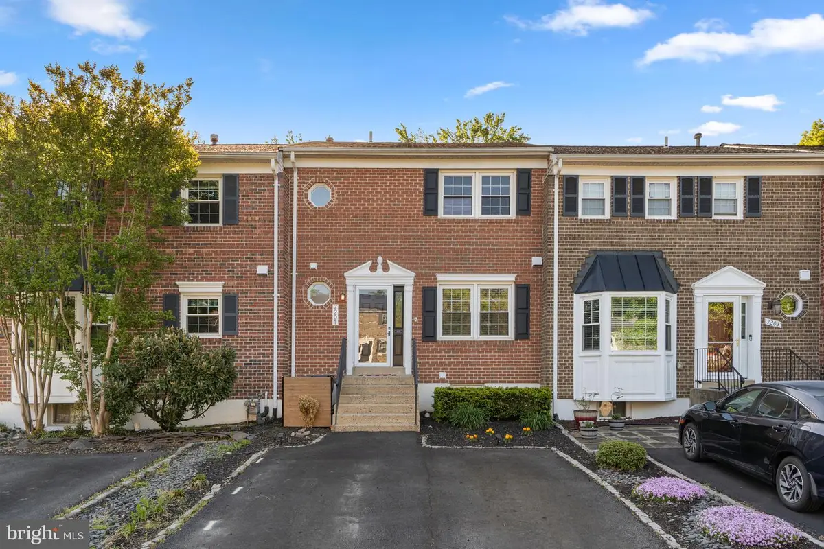 7201 Lake Cove Dr, Alexandria, VA 22315 - #1