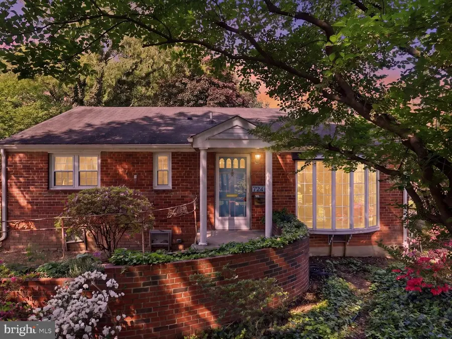 7247 Deborah Dr, Falls Church, VA 22046 - #2