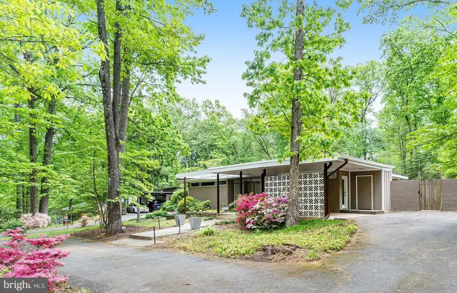 9203 Saint Marks Pl, Fairfax, VA 22031 - #2