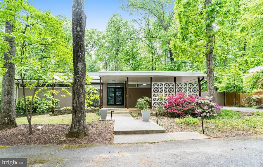 9203 Saint Marks Pl, Fairfax, VA 22031 - #3