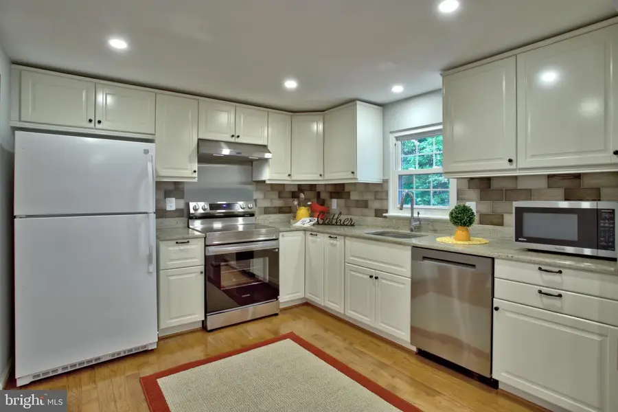 10041 Chestnut Wood Ln, Burke, VA 22015 - #2