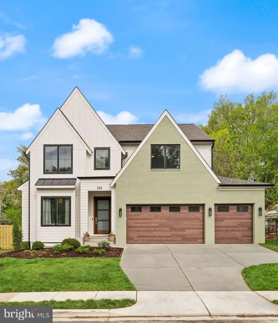 9921 Woodrow St, Vienna, VA 22181 - #3