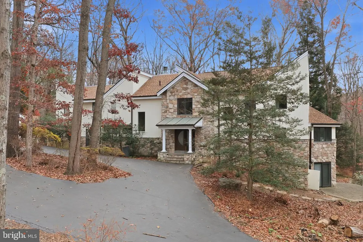 10701 Sycamore Springs Ln, Great Falls, VA 22066 - #1