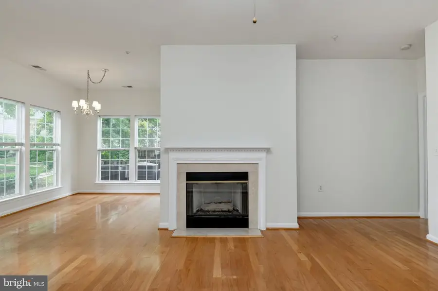 4129 Fountainside Ln #104, Fairfax, VA 22030 - #3