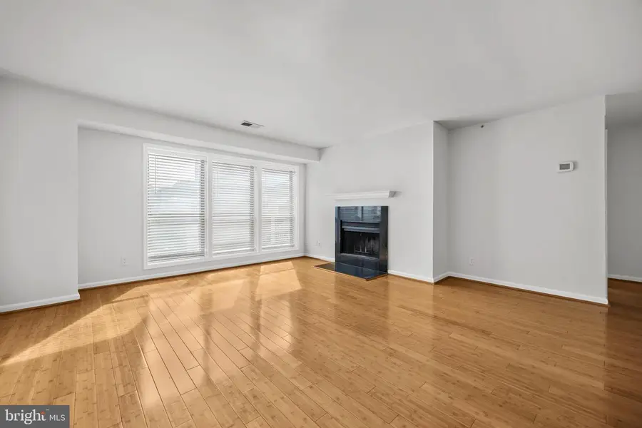 3175 Summit Square Dr #5-e12, Oakton, VA 22124 - #3