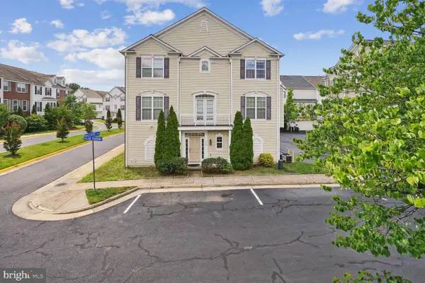 5066 Village Fountain Pl, CENTREVILLE, VA 20120