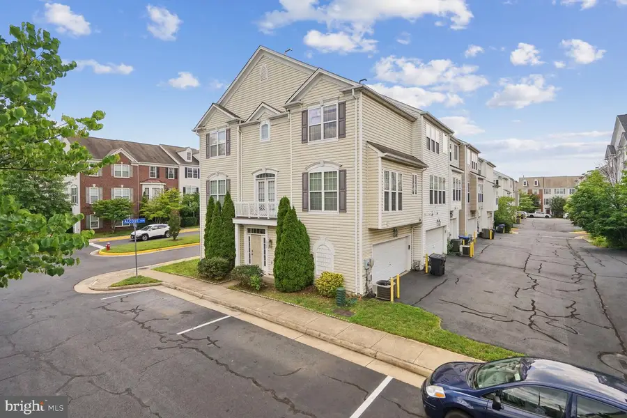 5066 Village Fountain Pl, Centreville, VA 20120 - #2