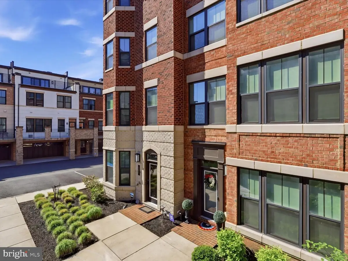 213 Market Sq Nw #19, Vienna, VA 22180 - #1