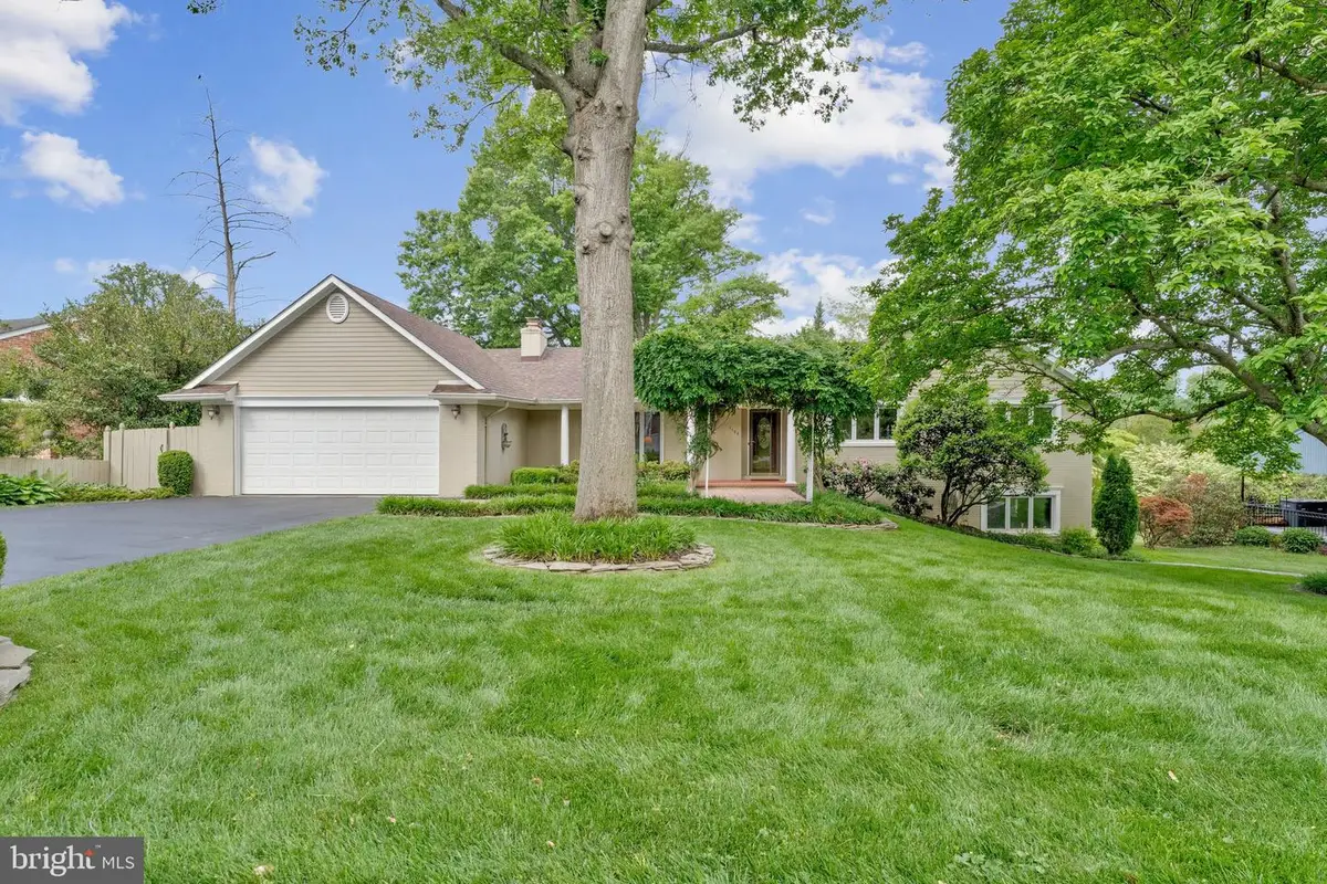 1102 Clover Dr, McLean, VA 22101 - #1