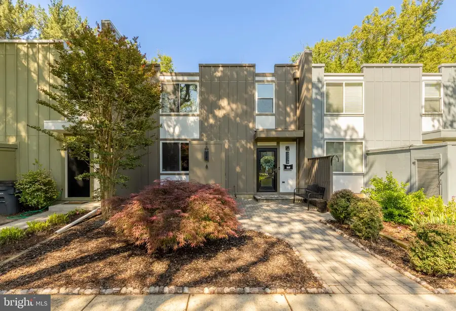 11170 Forest Edge Dr, Reston, VA 20190 - #3