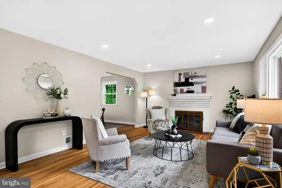 6538 Oakwood Dr, Falls Church, VA 22041 - #3