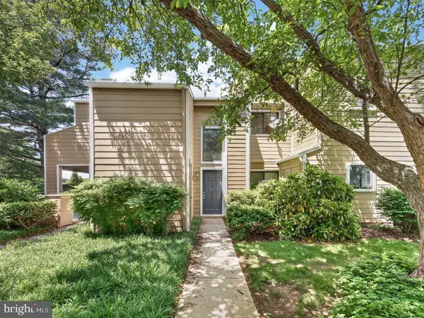 1917-b Villaridge Dr, RESTON, VA 20191