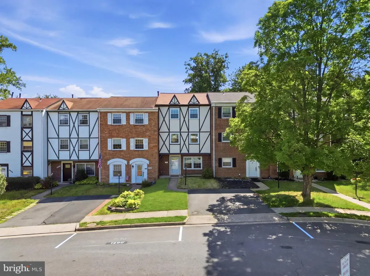 6335 Paddington Ln, Centreville, VA 20120 - #1