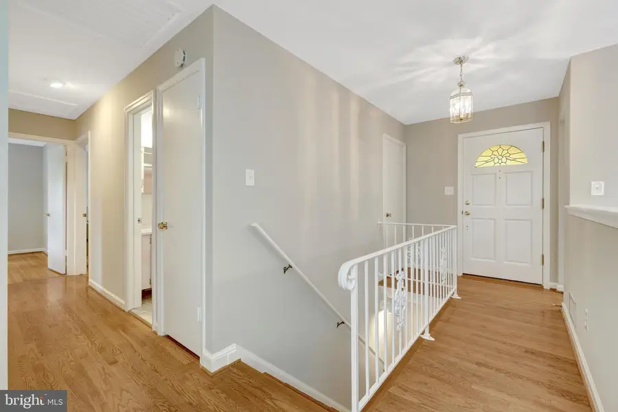 8712 Piccadilly Pl, Springfield, VA 22151 - #2
