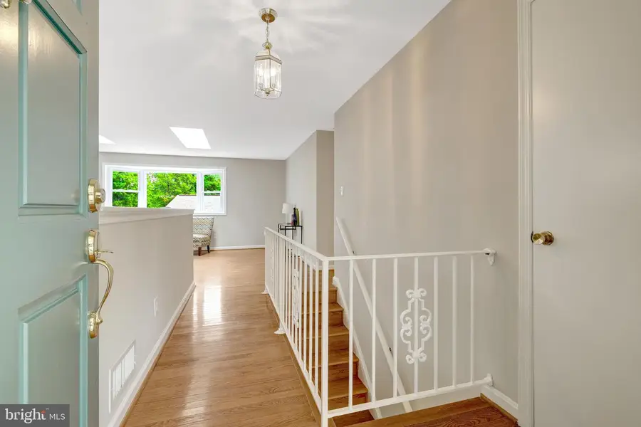 8712 Piccadilly Pl, Springfield, VA 22151 - #3