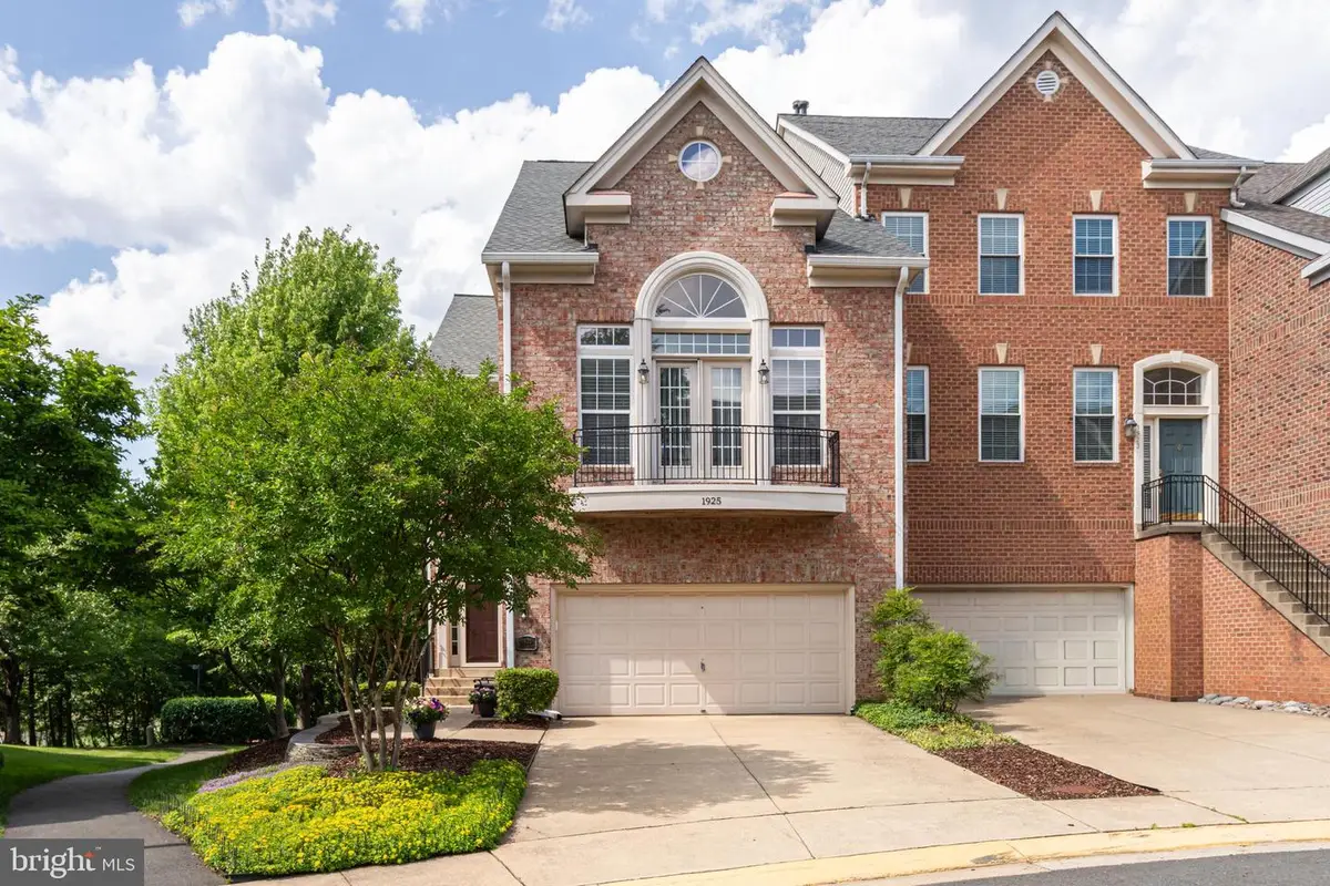 1925 Logan Manor Dr, Reston, VA 20190 - #1