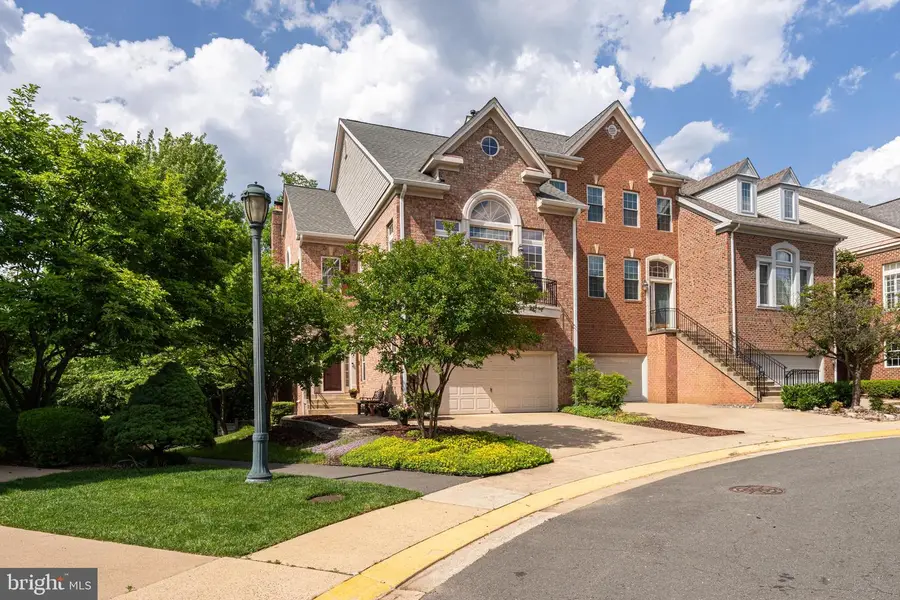 1925 Logan Manor Dr, Reston, VA 20190 - #2