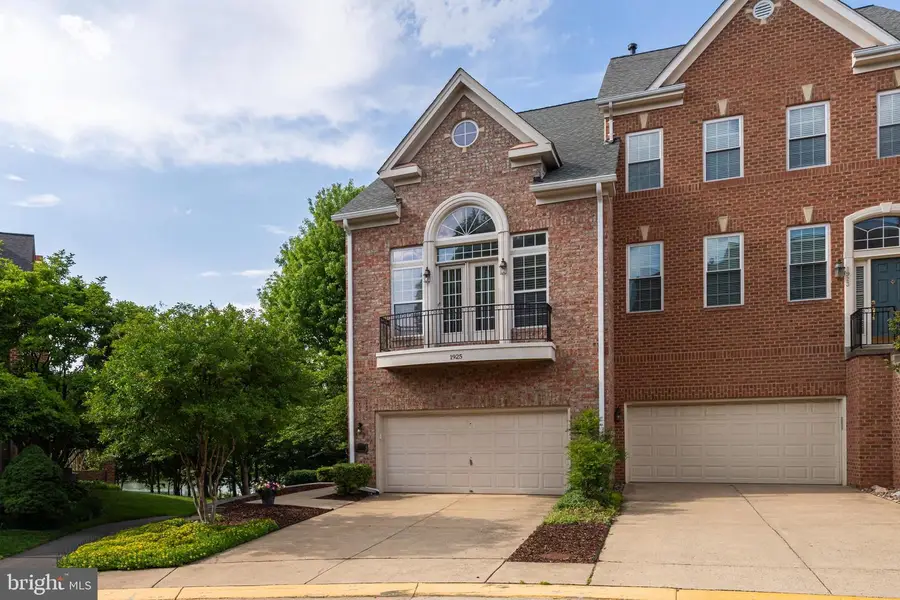 1925 Logan Manor Dr, Reston, VA 20190 - #3