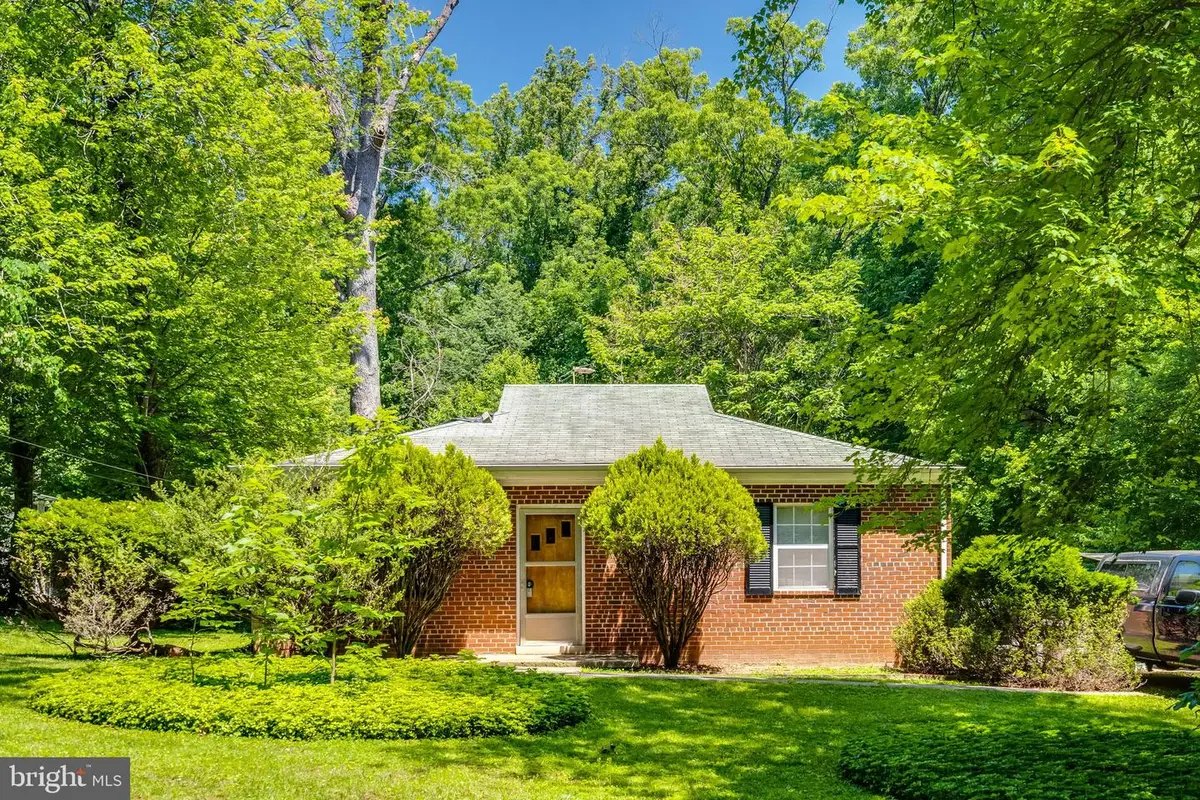 9216 Weant Dr, Great Falls, VA 22066 - #1