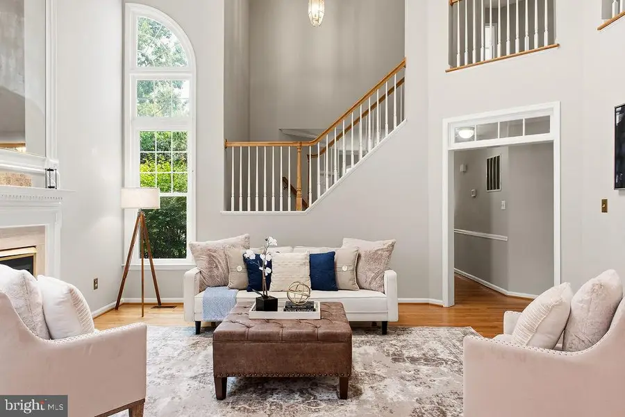 10008 Leamoore Ln, Vienna, VA 22181 - #2