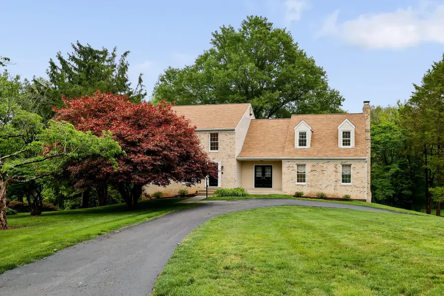 9718 Locust Hill Dr, Great Falls, VA 22066 - #2