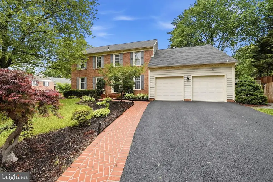 8900 Kenilworth Dr, Burke, VA 22015 - #2