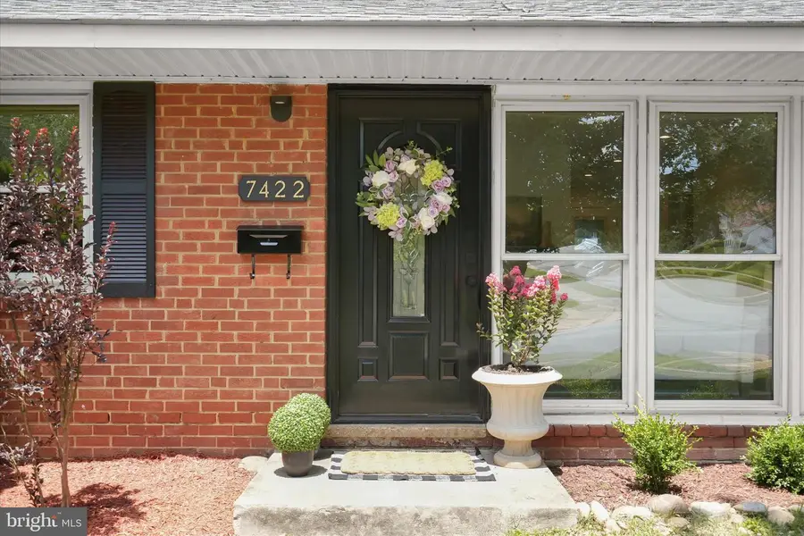 7422 Axton St, Springfield, VA 22151 - #3