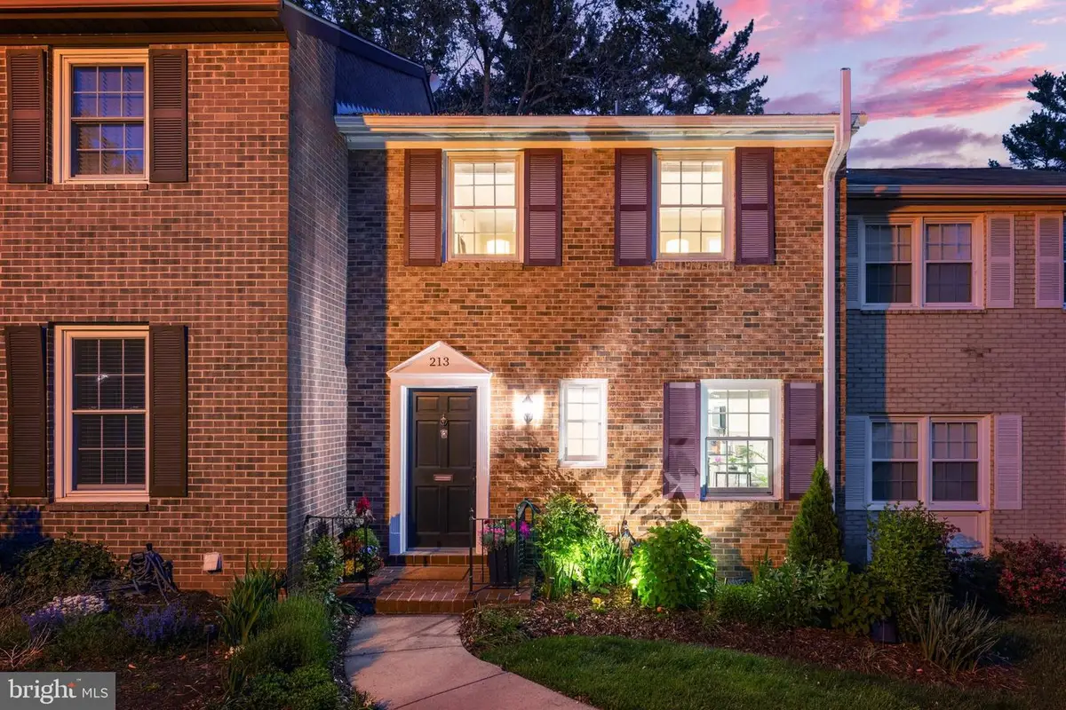 213 Commons Dr Nw, Vienna, VA 22180 - #1