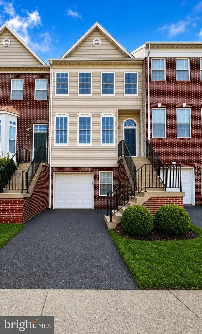 6106 Early Autumn Dr, Centreville, VA 20120 - #1