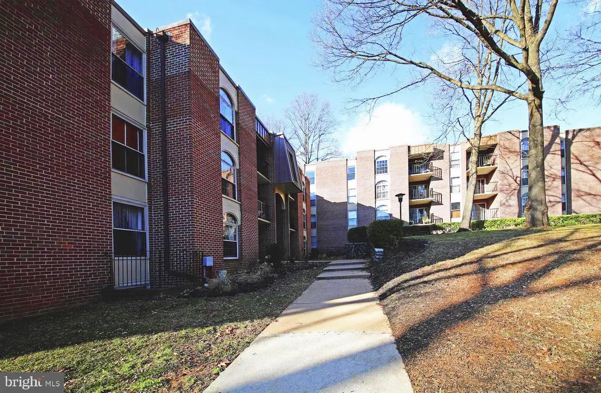 3318 Woodburn Village Dr #32, Annandale, VA 22003 - #1