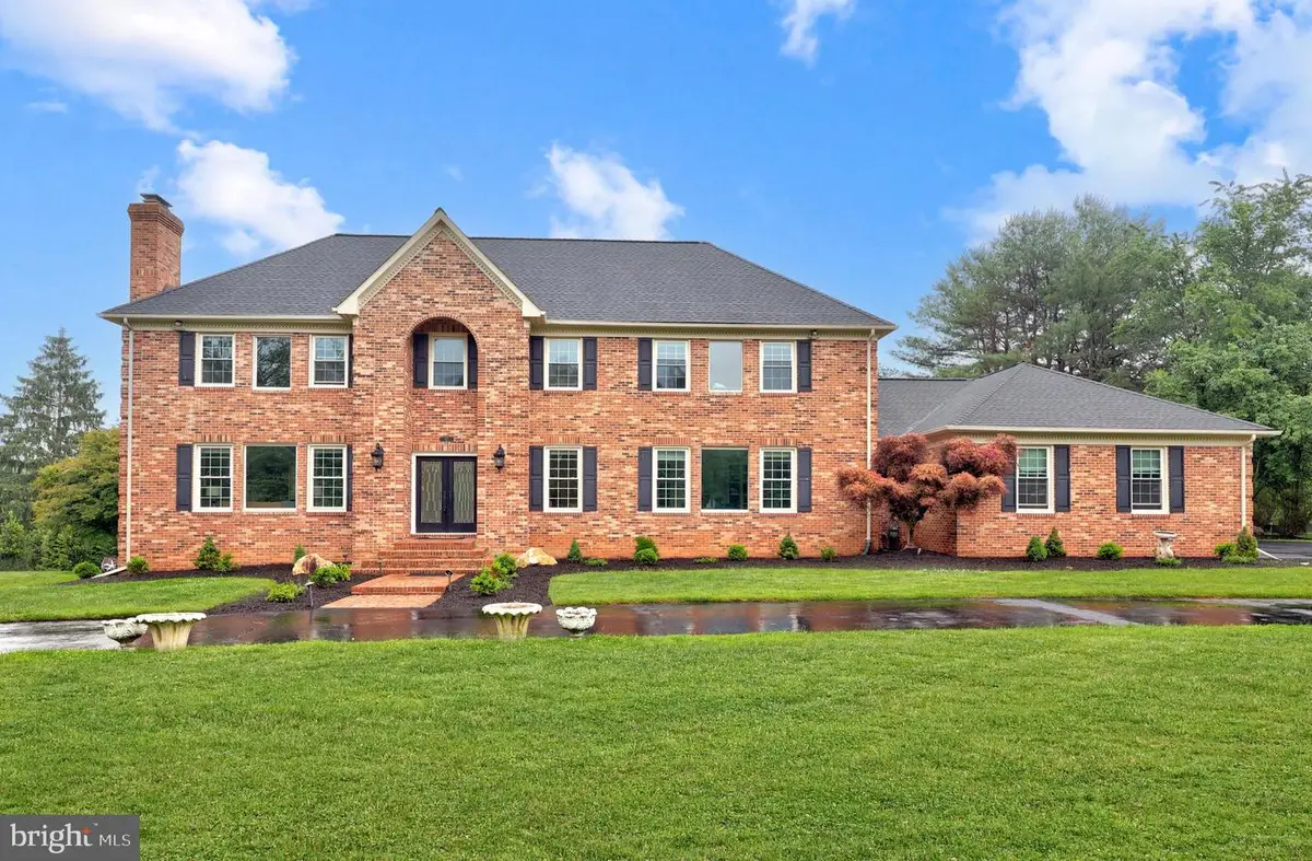 517 Seneca Rd, Great Falls, VA 22066 - #1