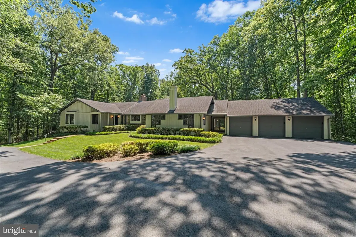 8000 Seven Hills Ct, Clifton, VA 20124 - #1
