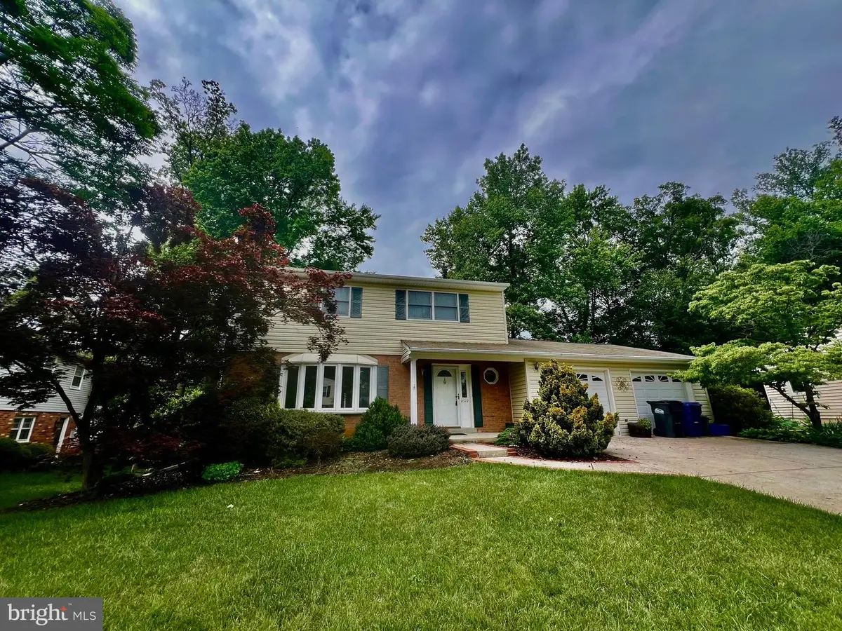 8522 Fairburn Dr, Springfield, VA 22152 - #1