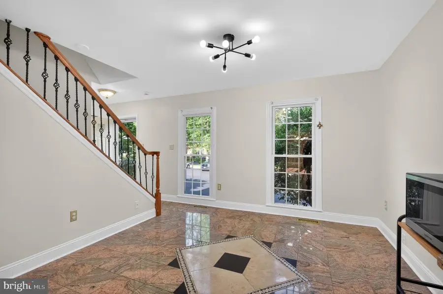 9608 Masterworks Dr, Vienna, VA 22181 - #2