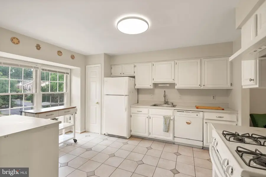 7877 Hampton Village Pass, Annandale, VA 22003 - #3