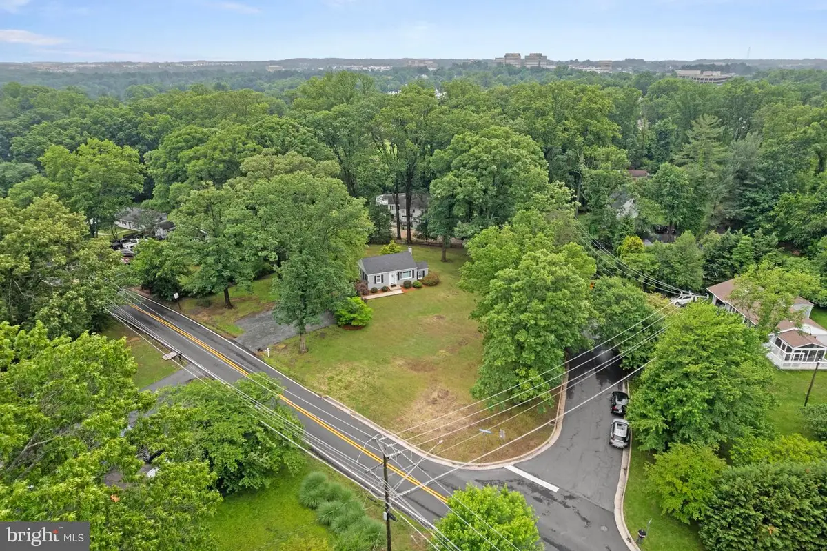 12131 Waples Mill Rd, Oakton, VA 22124 - #1