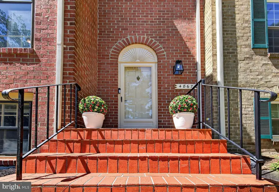 4867 Carriagepark Rd, Fairfax, VA 22032 - #2