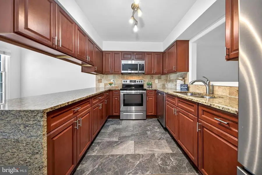 4867 Carriagepark Rd, Fairfax, VA 22032 - #3