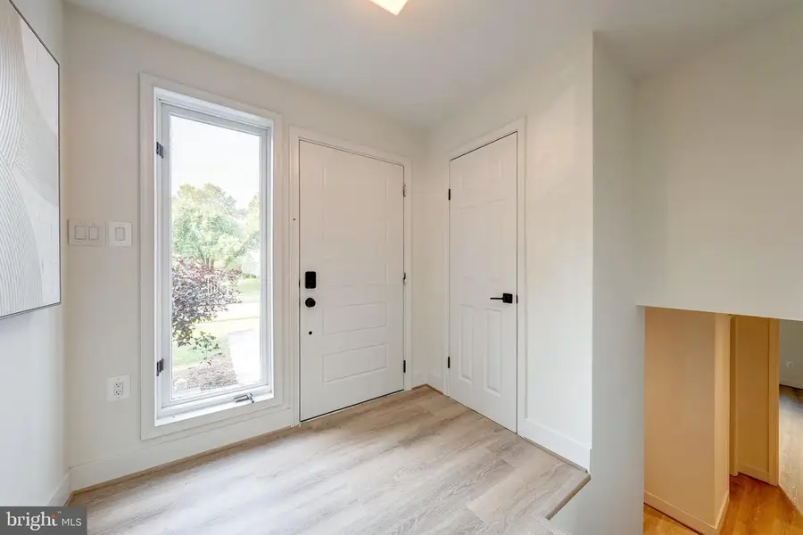 14737 Jarnigan St, Centreville, VA 20120 - #3